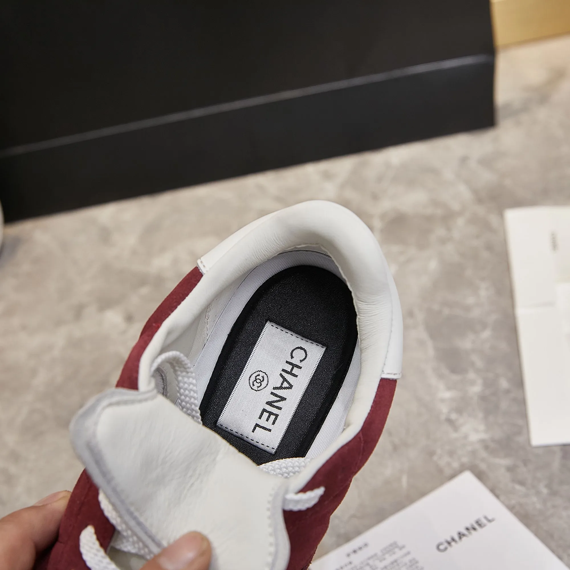 👟👟Ex-factory price 560👟👟 Chanel Chanel - 2024 counter top casual sports shoes This classic design; the upper is electro-embroidered with a variety of techniques; the outsole is fashionable and sporty; it is unusual to incorporate a variety of color matching elements... The diversified mix and match is very beautiful and versatile, casual, fashionable, sports and outdoor can be taken into account... ꫛꫀꪝ Go➫ Material: ❶Upper is made of: Original imported mixed-breed sheep ❷Inside made of: original imported breathable sheepskin ❸Outsole based on: original TPU outsole Full set of boutique packaging for women 35–41